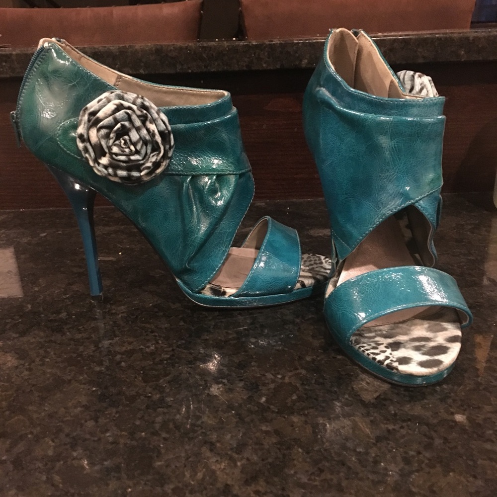 Cute heels, only worn once!